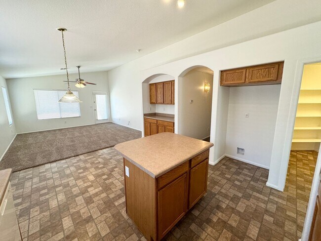 Building Photo - Fantastic 4 Bedroom/2 Bath Single Level Ho...