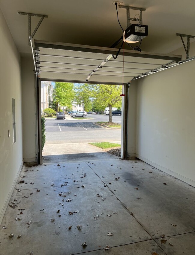 Building Photo - Townhouse For Rent