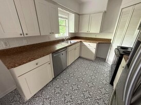 Building Photo - 203 Heard St