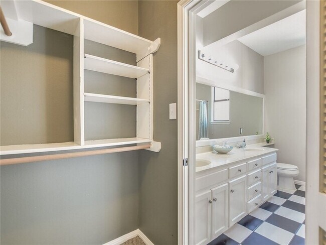 Building Photo - 611 E 45th St