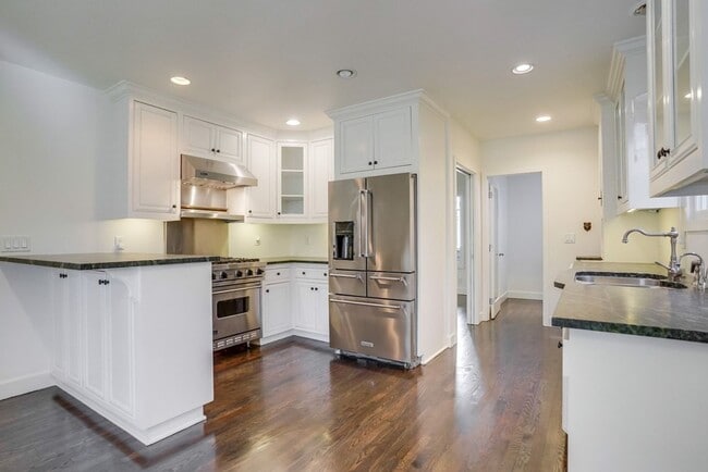 Building Photo - Beautiful 4 Bed/4 Bath Family Home w/pool Available Now!!