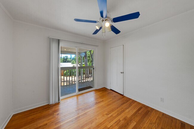 Building Photo - Private 2-Bedroom Fair Oaks Duplex with Gated Driveway & Garage!