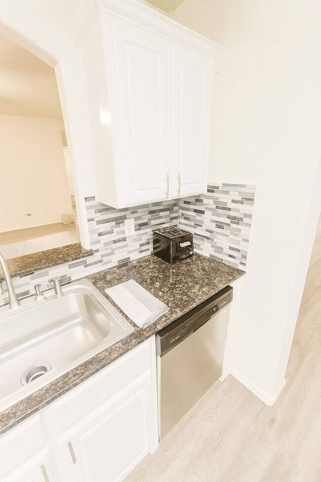 Building Photo - 5 Bedroom, 2.5 bath in Killeen