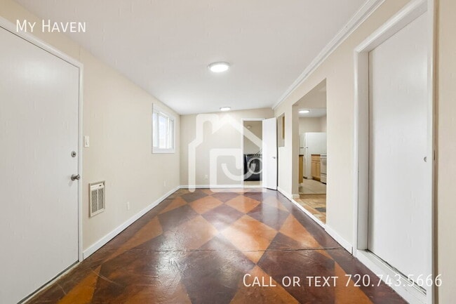 Building Photo - 3032 S Glencoe St