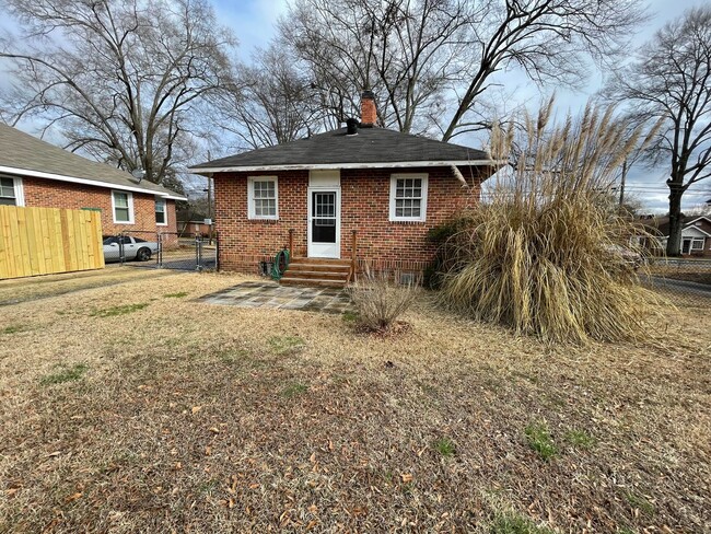 Building Photo - Nice 1/1 House in Celanese- $995