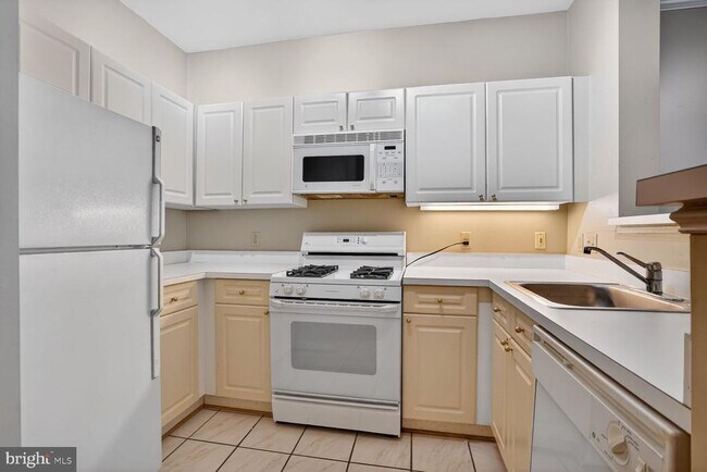 Building Photo - 1645 International Dr