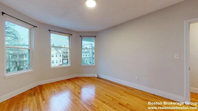 Building Photo - Beautiful 3 Bed Coming Available