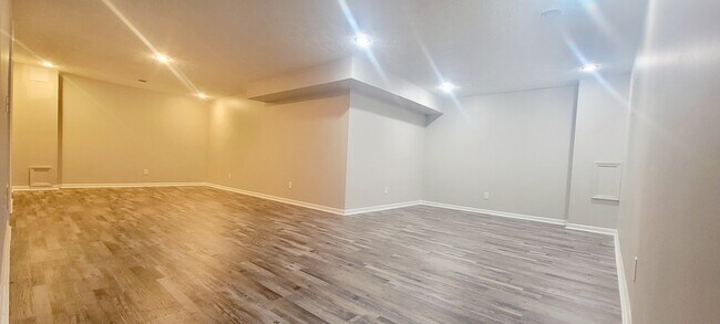 Building Photo - 470 Yale Dr