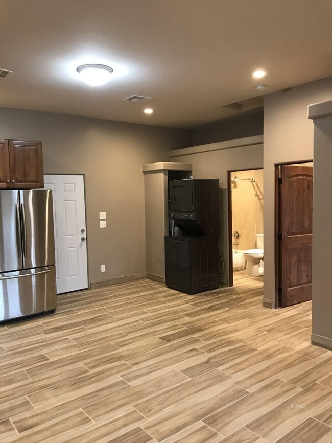 Building Photo - 598 S Hillside Dr