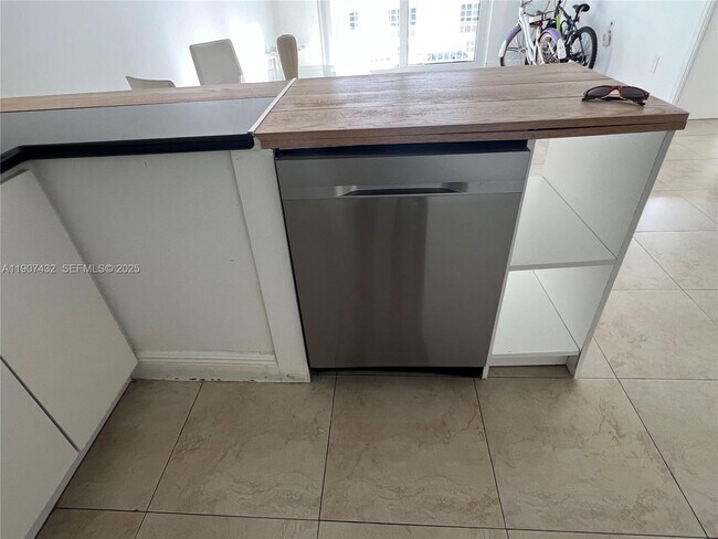 Building Photo - 345 Ocean Dr