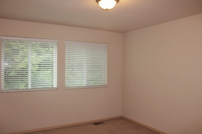 Building Photo - 2 Bedroom 3 bath Townhome Available for Im...