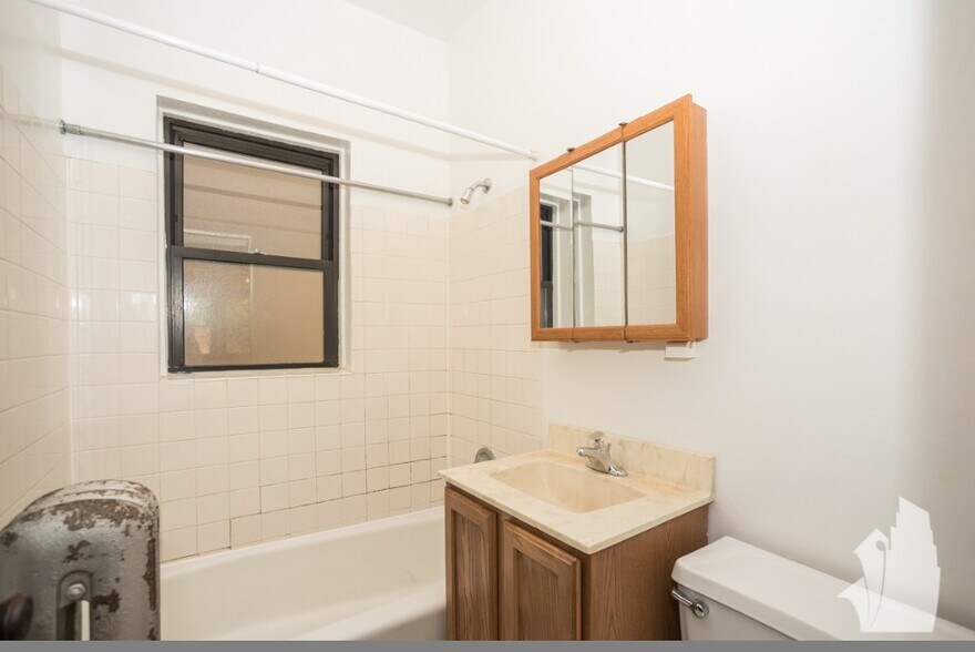 Building Photo - 1448 W Cornelia Ave