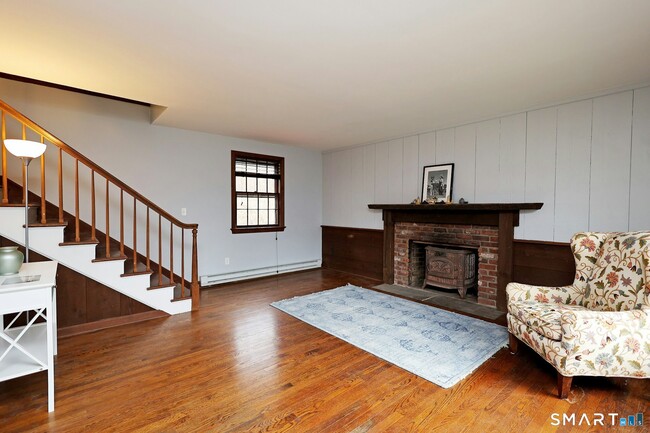 Building Photo - 380 Newtown Turnpike