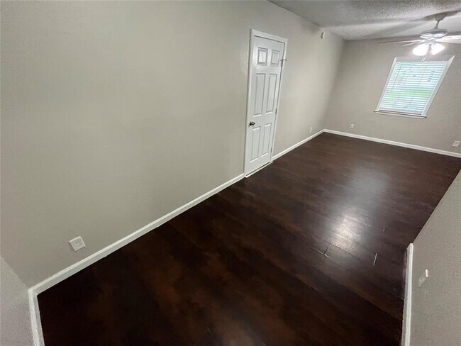Building Photo - 8418 Grovecrest Dr