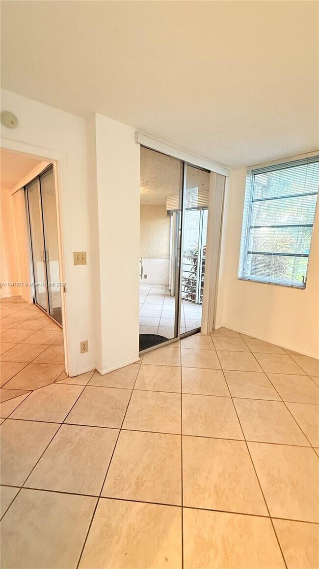 Building Photo - 1811 Sabal Palm Dr