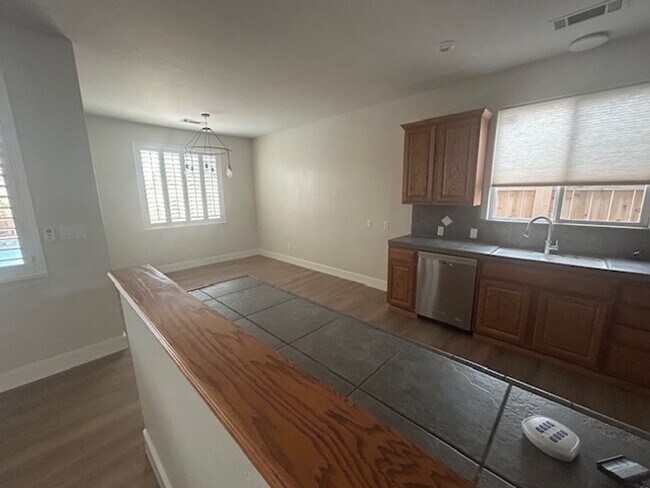 Building Photo - 4 Bedroom 2 Bathroom in SE Visalia with Po...