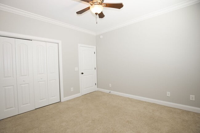 Building Photo - Woodlake Home