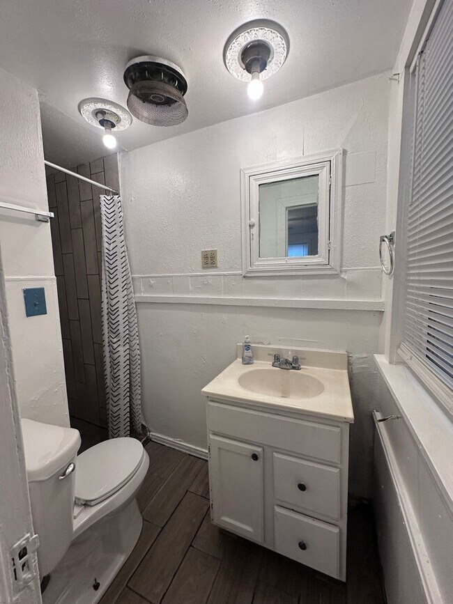 Building Photo - 1700 S Lincoln St