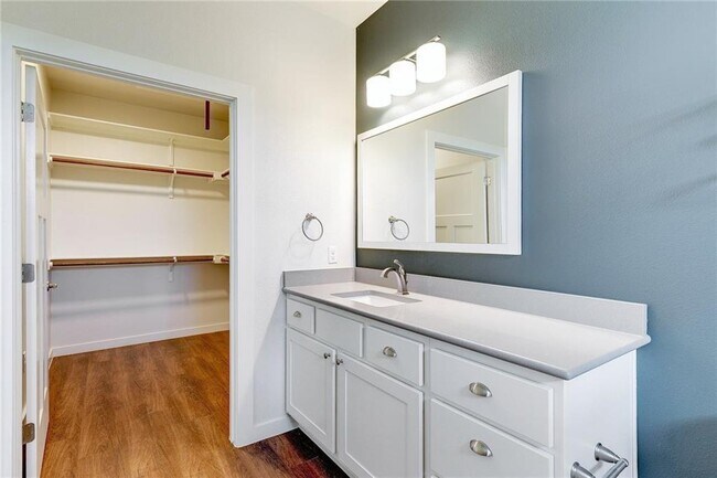 Building Photo - 400 Rose Dr