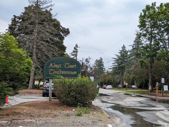 Building Photo - PENDING - Spacious 1 bedroom garden style condo at King's Court Condominiums