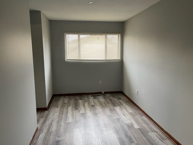 Building Photo - 902 Hartwell Dr