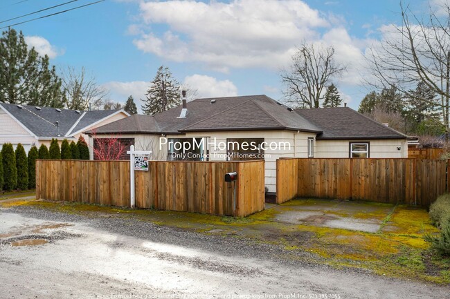 Building Photo - Cozy Two Bedroom Home in Montavilla!