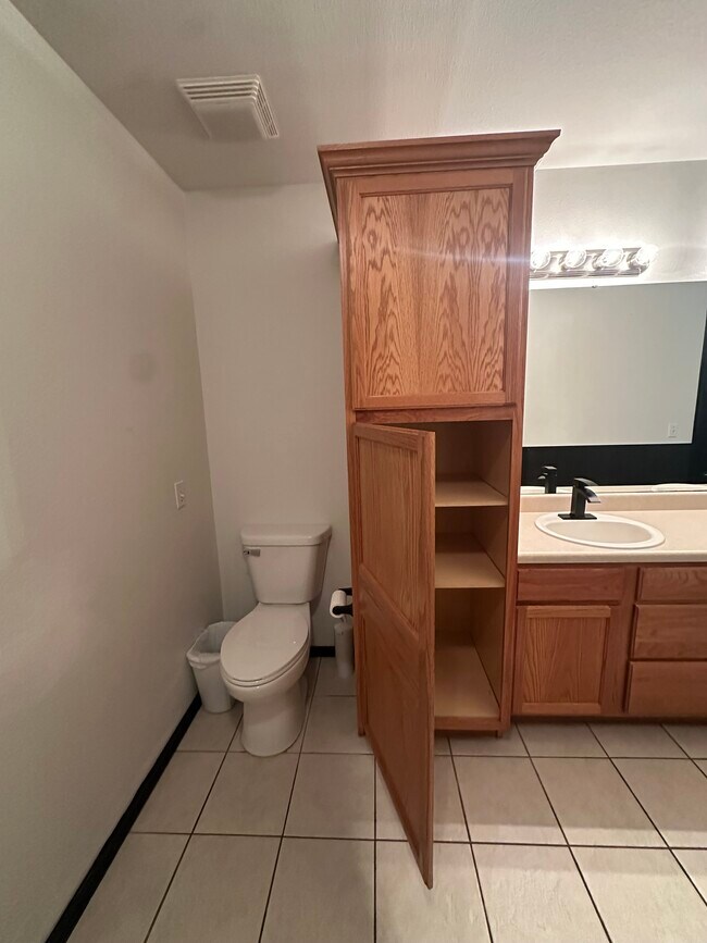 Building Photo - 647 S Hazelnut Ave