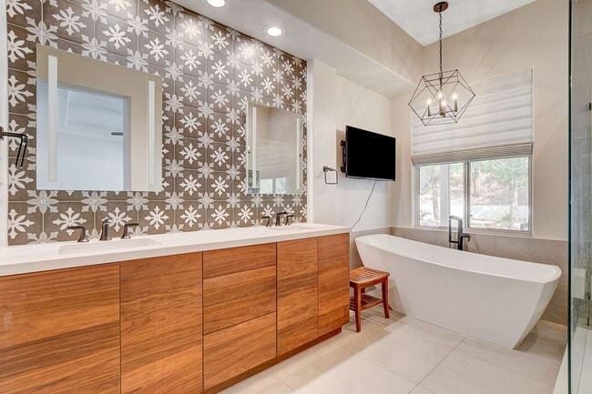 Building Photo - Popular Seven Hills Area, 1-Story, Complet...