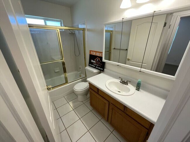 Building Photo - 4 bdrm 3 bth Home 2 Car Garage- HOA with Pool