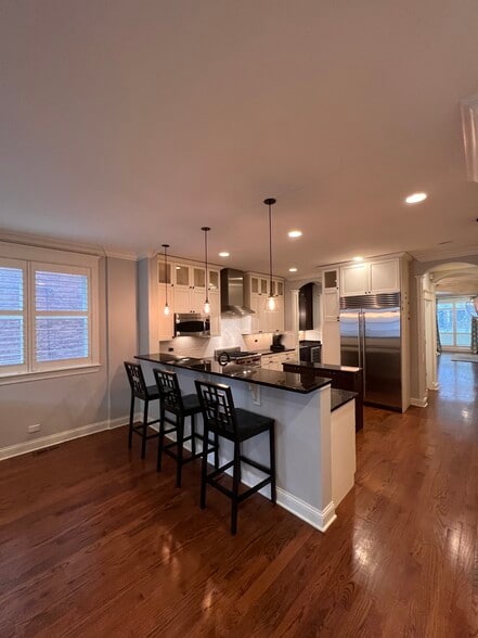 Building Photo - 2042 N Racine Ave