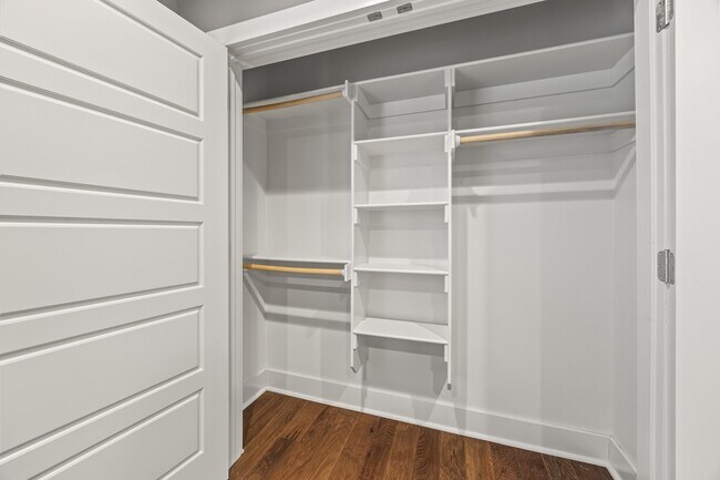 Building Photo - 910 W Cato Springs Rd