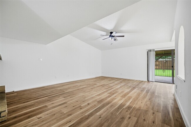 Building Photo - 2126 Quail Valley E Dr