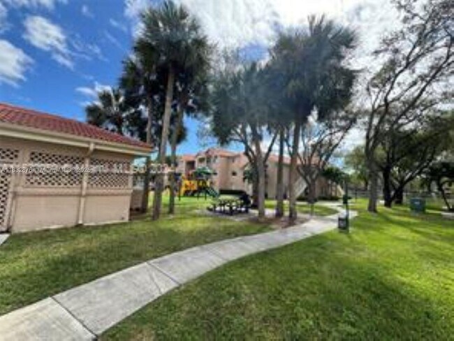 Building Photo - 10410 SW 157th Ct