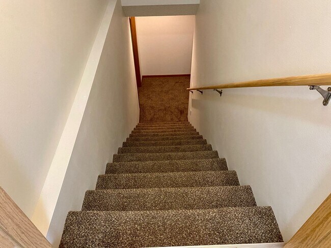 Building Photo - Spacious 4 Bedroom Townhome in Great Neigh...