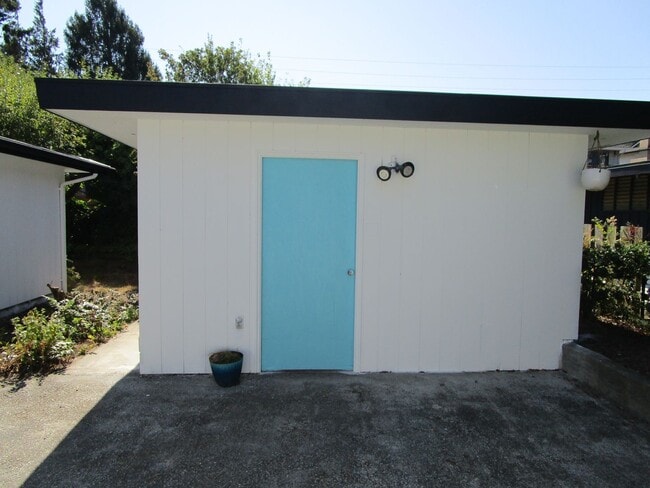 Building Photo - 3001 Oakes Ave
