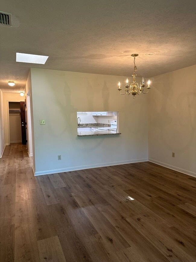 Building Photo - Gorgeous 2/1 located in the heart of Talla...