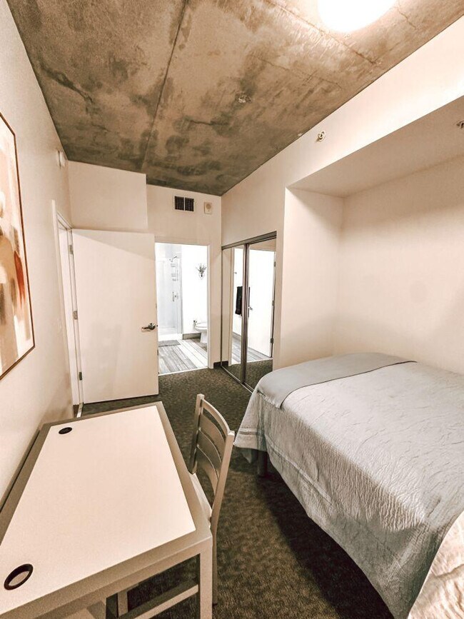 Building Photo - 1031 N Park Ave