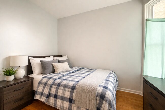 Building Photo - Charming 2-Bed Hardwood Haven in Chicago's Vibrant West Side!