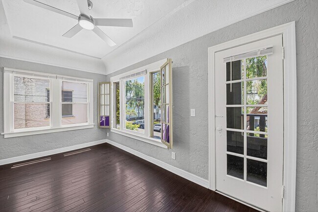 Interior Photo - 432-446 Walnut Avenue