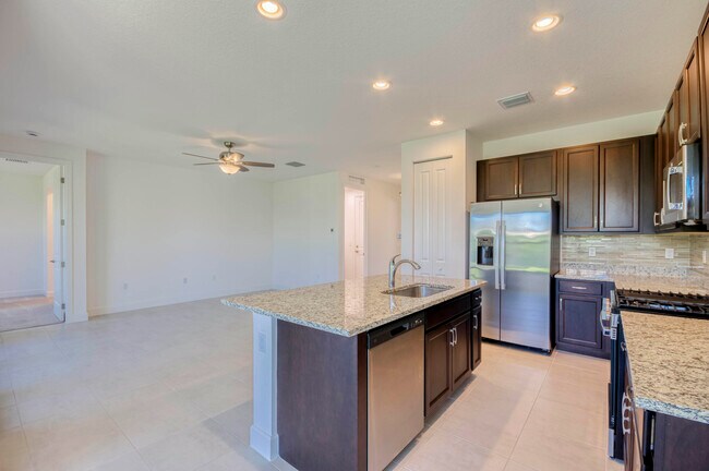Building Photo - 12555 SW Manatee Marsh Ter