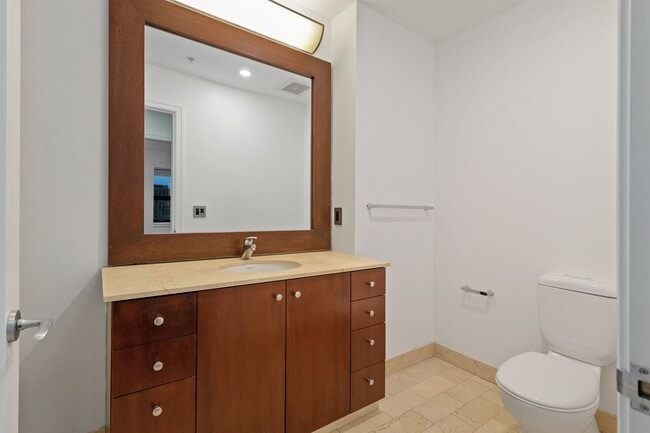 Building Photo - Exquisite 1BD/1.5BTH Condo Unit in the Pea...