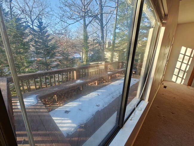 Building Photo - Multi unit townhome