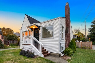 Building Photo - 2610 Glenwilde Pl E