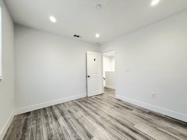 Building Photo - 827 E 74th St