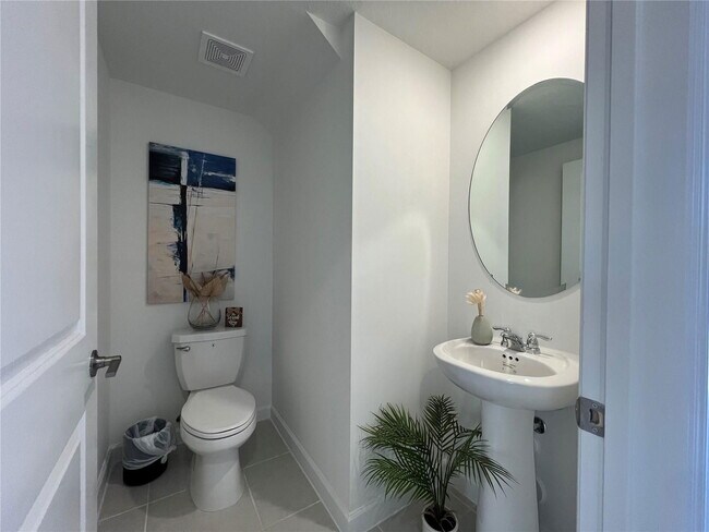 Building Photo - 651 SE 14th Ct