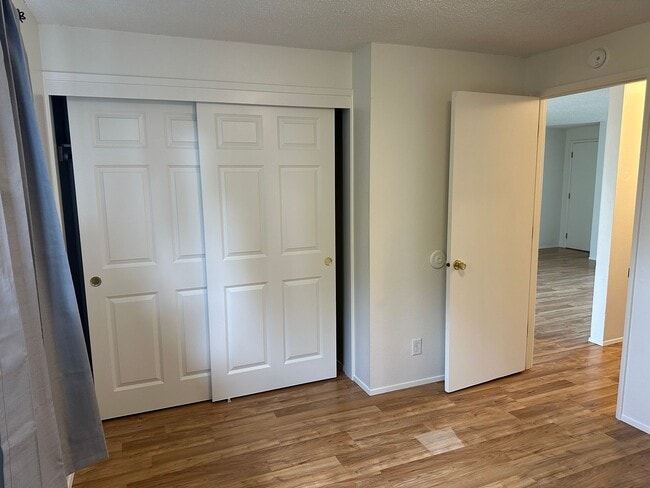 Building Photo - Updated 2 bed 1 bath dulpex in Springfield!