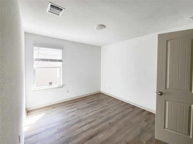 Building Photo - 205 Sweetwater Crk Ln