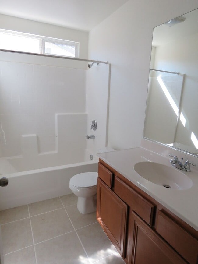 Building Photo - Beautiful 3 Bedroom