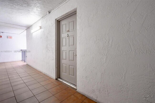 Building Photo - 711 N Pine Island Rd