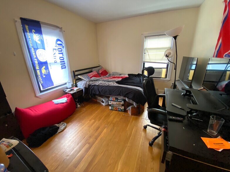 Building Photo - 72 Ashford St